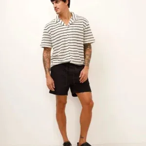 Bermuda reta masculina de sarja com elástico preta