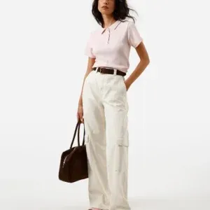 Calça wide leg slim feminina de sarja com bolsos cargo bege
